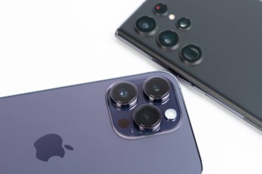 New York, ABD - 8 Kasım 2022: Apple iphone 'un ana kamera akıllı telefon savaşı maksimum 14 pro ve samsung Galaxy s22 ultra akıllı telefon izole edildi