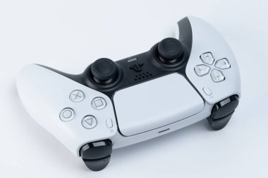 New York, ABD - 28 Aralık 2022: Sony playstation 5 denetleyicisi izole edildi