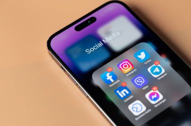 New York, ABD - 28 Ocak 2022: Akıllı telefon ekranında Apple iPhone 14 'teki Sosyal Medya uygulamaları