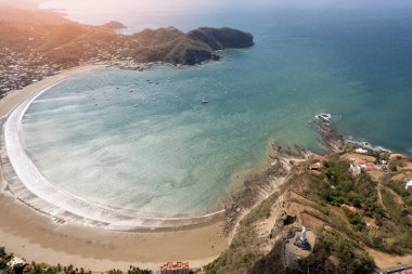 Pasifik Okyanusu kıyısındaki mavi körfez. Yukarıdaki hava aracı.