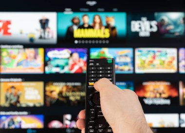 New York, ABD - 21 Şubat 2023: Televizyondaki Amazon ana platform yayın servisinden uzaktan kumandalı video seçin