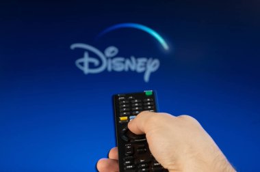 New York, ABD - 21 Şubat 2023: Disney yayın platformunu elinizde uzaktan kumandayla oynayın