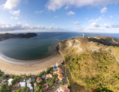 San Juan Del Sur körfezi güneşli gün doğumunda hava aracı görüntüsü