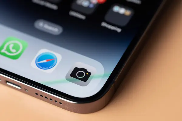 New York, ABD - 28 Ocak 2022: iphone smartphone 'daki kamera uygulaması kahverengi stüdyo arkaplan görüntüsünü kapat
