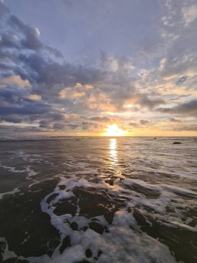 Dramatik gökyüzü arkaplanlı deniz manzarası. Tropikal manzara