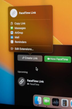 New York, ABD - 12 Nisan 2023: Görüntüyü bilgisayara kapatmak için Facetime linki gönderiliyor