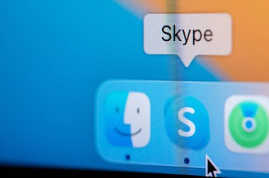 New York, ABD - 12 Nisan 2023: Macbook limanında Skype uygulaması aç ve bilgisayar ekranında görüntüyü kapat