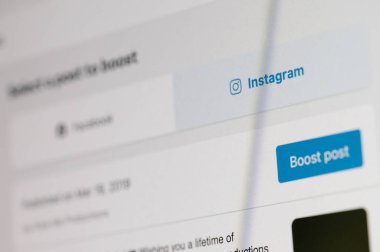 New York, ABD - 14 Nisan 2023: Instagram içeriğini bilgisayar ekranında artır