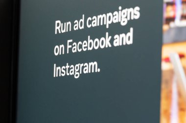 New York, ABD - 14 Nisan 2023: Facebook ve Instagram 'da reklam kampanyaları yürüt