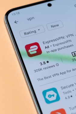 New York, ABD - 18 Nisan 2023: Akıllı telefon ekranına ExpressVPN uygulaması yükle