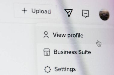 New York, ABD - 25 Nisan 2023: TikTokon dizüstü bilgisayar ekranındaki profili kapat 