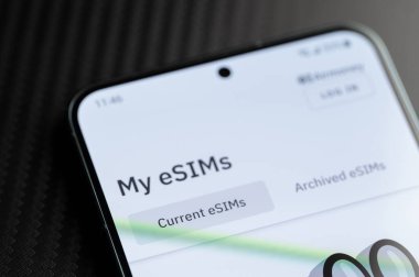 New York, ABD - 26 Nisan 2023: Akıllı telefon ekranındaki ESIM seçimleri 