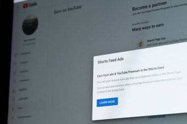 New York, ABD - 17 Haziran 2023: Youtube menüsündeki kısa beslenme reklamları dizüstü bilgisayar ekranında kapatın