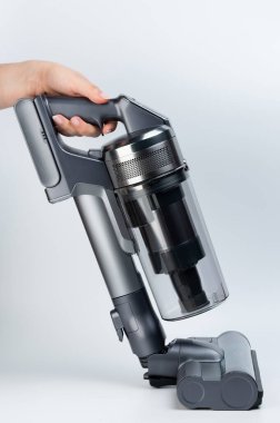 Süpürge süpürgesi ile yer temizleme fırça yan görünümü stüdyo arka planı izole