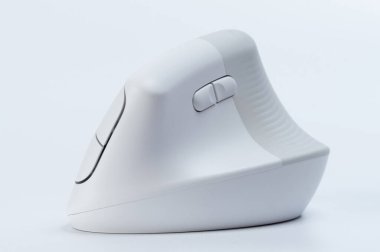 Yeni ergonomik bilgisayar faresi stüdyo arka planında izole edildi