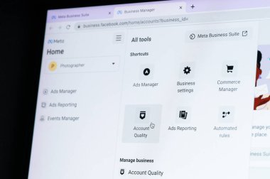 New York, ABD - 17 Haziran 2023: Meta Business Suite yöneticisi menüsü dizüstü bilgisayarda kapat