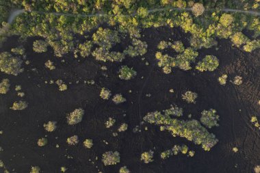 Kara lav zemininin yanındaki yol. Hava aracı üst görünümü.