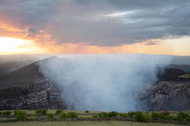Masaya Nikaragua 'daki volkan kraterinden beyaz duman geliyor.