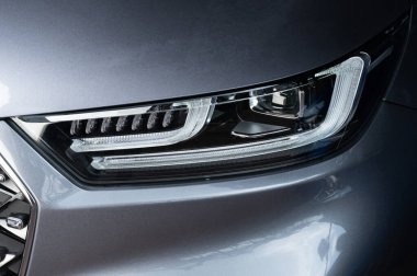 Lüks araba, far makrosu ile yakın görüş sağladı.