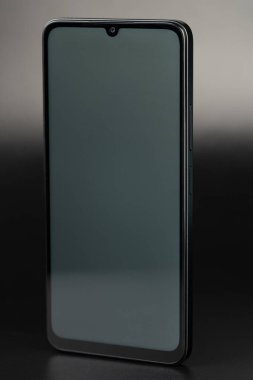 Siyah arkaplanda perspektif görünümünde akıllı telefon ekranının modelini yap