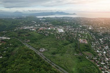 Göldeki Managua şehri ve volkanik arka plan hava aracı görüntüsü