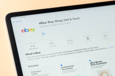 New York, ABD - 24 Ağustos 2023: İPad tablet ekranı üzerindeki Apple mağazasında ebay uygulaması