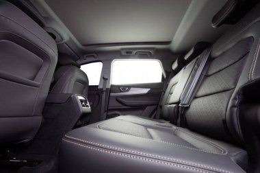 İzole edilmiş pencereleri ve panoramik çatısı olan arka deri koltuklar