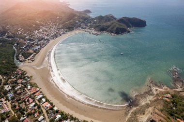 Güneşli bir günde San Juan Del Sur şehrinin üzerinde