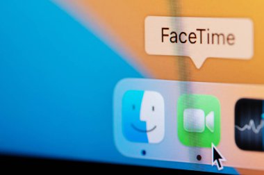 New York, ABD - 12 Nisan 2023: Macbook limanında bilgisayar ekranına yakın görüntüleme çağrısı yapmak için FaceTime uygulaması