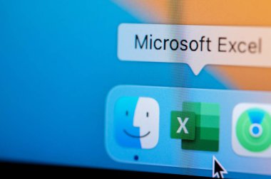 New York, ABD - 12 Nisan 2023: Microsoft açık ofis uygulaması Macbook dokunda bilgisayar ekranında veri tabanı oluşturmak için mükemmel görünüm
