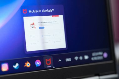 New York, ABD - 20 Nisan 2023: Laptop ekranındaki pencereler için McAfee antivirüsü