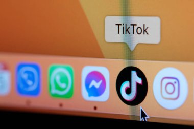 New York, ABD - 25 Nisan 2023: Laptop ekranında TikTok uygulamasını başlat 