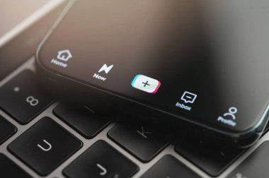New York, ABD - 25 Nisan 2023: Akıllı telefon ekranındaki TikTok ana menüsü klavye arkaplanını kapat