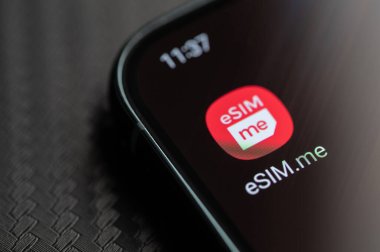 New York, ABD - 26 Nisan 2023: eSIMme uygulama simgesi akıllı telefon ekranını kapat 