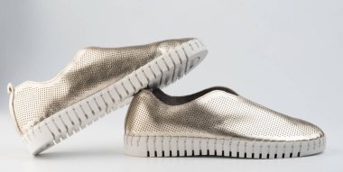 Şık, ışıl ışıl parlak ayakkabılar. Beyaz stüdyo arka planında izole edilmiş yan manzara.