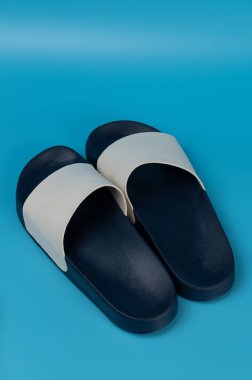 Mavi ve beyaz terlik çift perspektif görünümü