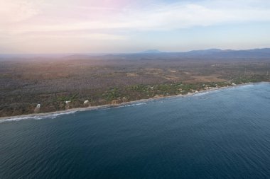 Pasifik kıyısı Orta Amerika hava aracı görünümünde kıyı şeridi