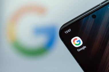New York, ABD - 6 Ağustos 2023: Akıllı telefon ekranında Google uygulama simgesi Bulanık logo arka planına yakın çekim