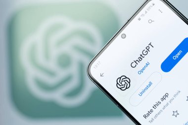 New York, ABD - 6 Ağustos 2023: Akıllı telefon ekranında ChatGPT uygulamasını aç