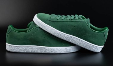 Siyah stüdyo arka planında bağcıklı yeşil çift deri ayakkabılar.