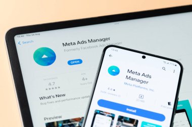 New York, ABD - 24 Ağustos 2023: Meta Ads Manager uygulaması Ipados 'ta ve google mağazası akıllı telefon ve ipad ekranı kapat görünümü