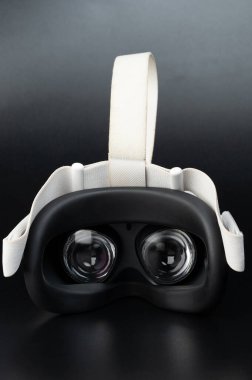 Siyah stüdyo arka planında mercek görünümlü VR başlık