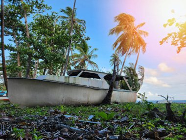 Paslı tekne güneşli bir günde enkaz adasında kalır.