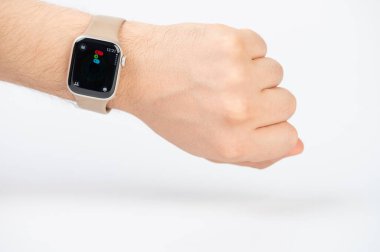 New York, ABD - 9 Ekim 2023: Elma saati makro yakın görüş bilek izolasyonu üzerine sağlık takip uygulaması grafiği