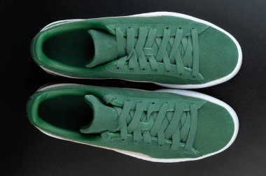 Üst görüşe bağlı yeşil spor ayakkabıları siyah stüdyo arka planında izole edilmiş.