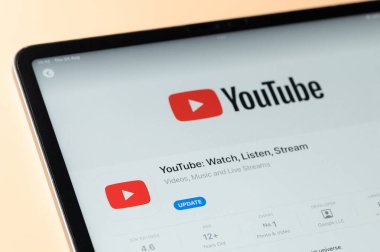 New York, ABD - 24 Ağustos 2023: iPad tablet ekranında Apple mağazasında Youtube uygulaması kapat