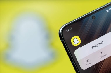 New York, ABD - 20 Ağustos 2023: Akıllı telefon ekranında Snapchat uygulaması seçenekleri