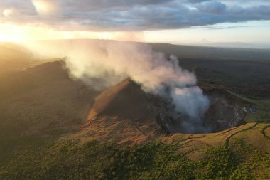 Santiago volkanik kraterinden yükselen duman hava aracı görüntüsü