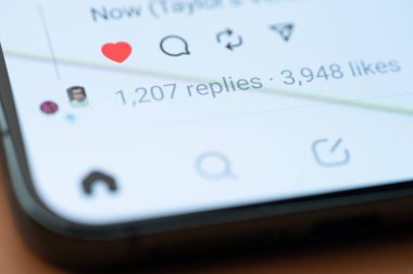 New York, ABD - 7 Temmuz 2023: Akıllı telefondan yayın yapan Tehlike programındaki kalp gibi tepki verin