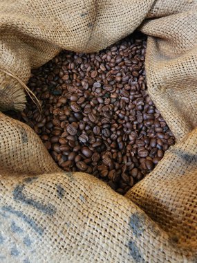Çantada bir sürü kahverengi kahve çekirdeği var. Arap kahvesi hasat teması